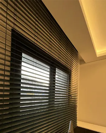 Ahşap görünümlü jaluzi ofis perdesi