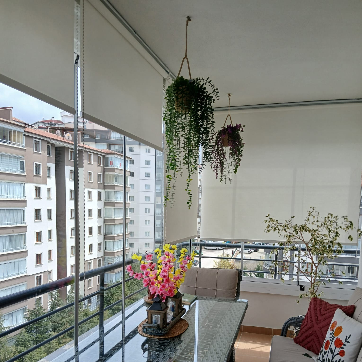 Katlanır Camlı Balkon İçin Plise Perde mi Düz Stor Perde mi?