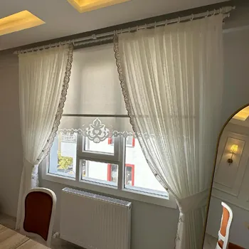 Beyaz ahşap rustik perde askısı ve borusu