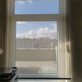 Dışarıyı gösteren stor ofis perdesi