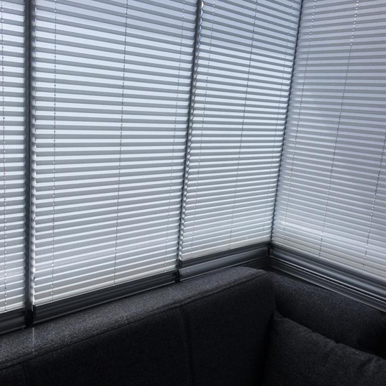 Karartmalı plise cam balkon perdesi