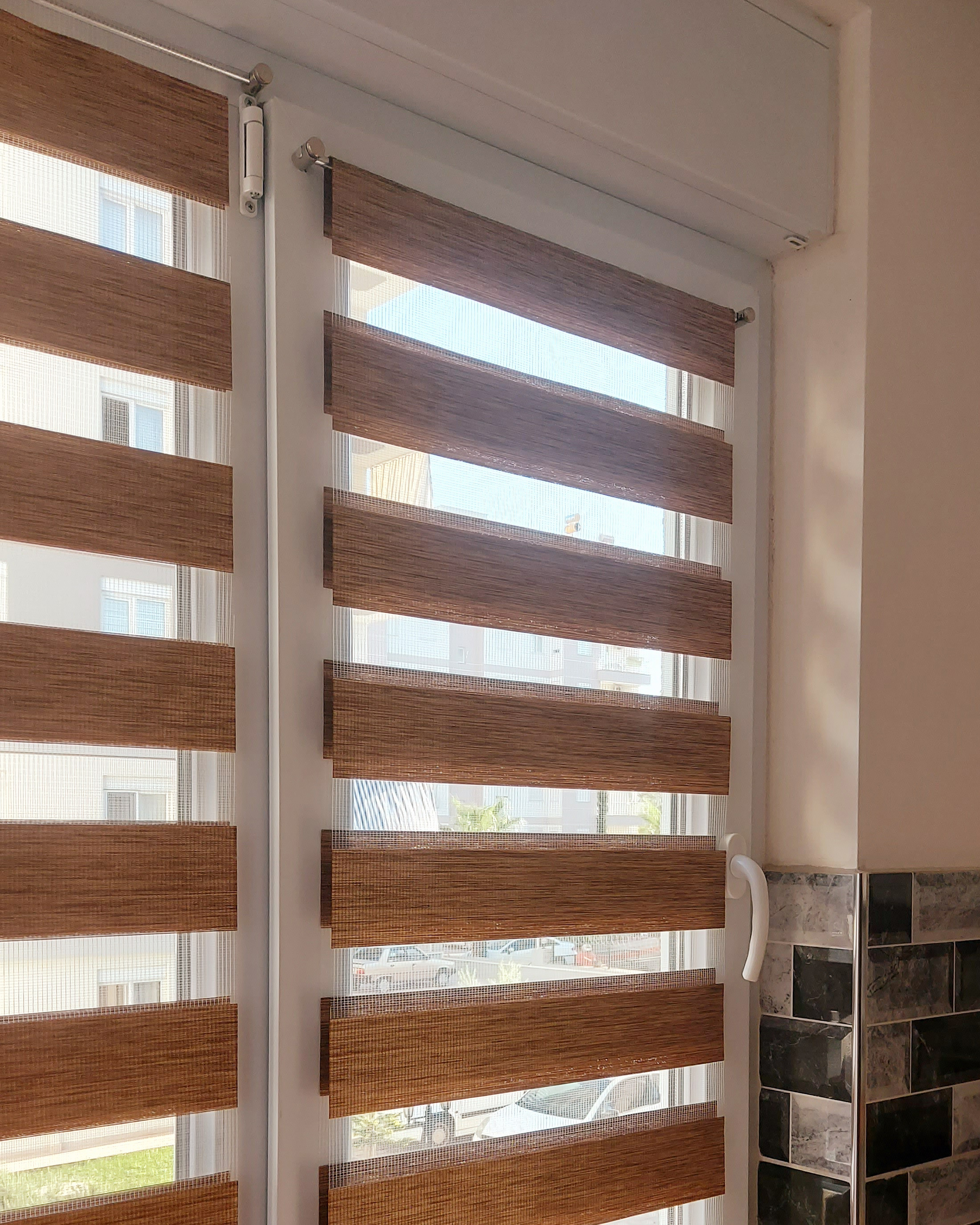 kapi pencere icin zebra perde cama takilan yapiskanli cita briz cubuklu veya metal rustik perde kapi pencere icin zebra perde cama takilan yapiskanli cita briz cubuklu veya metal rustik perde