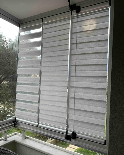 Sadece cama takılan zebra perde
