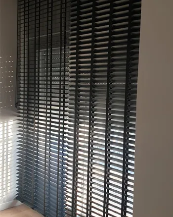Siyah ahşap görünümlü jaluzi perde