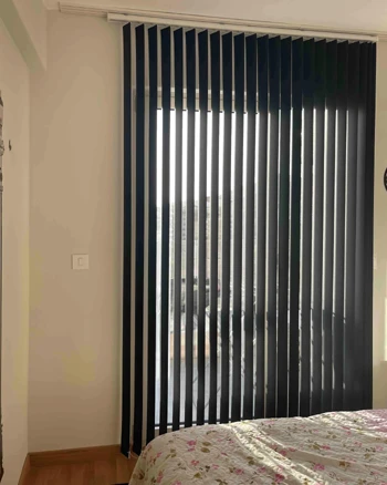 Yatak odası için karartma dikey perde çok kullanışlı oldu